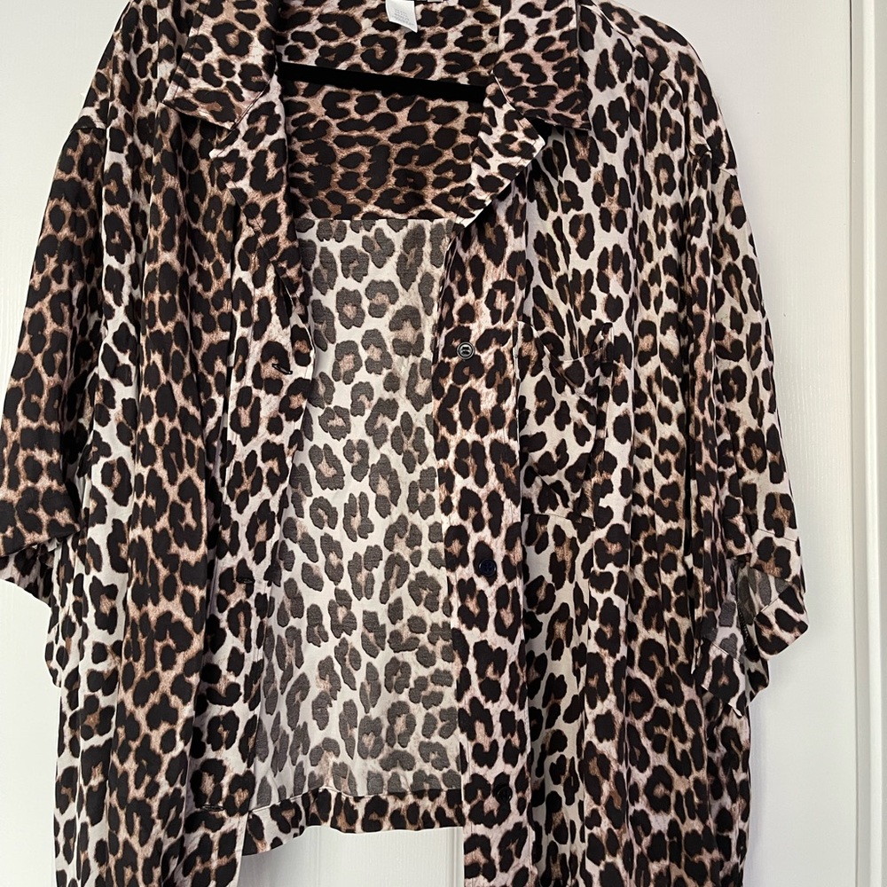 Never worn, crop button down, satin